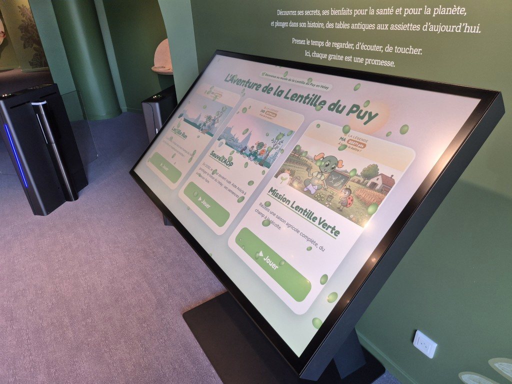 La borne de jeu installée dans la salle d'exposition du musée